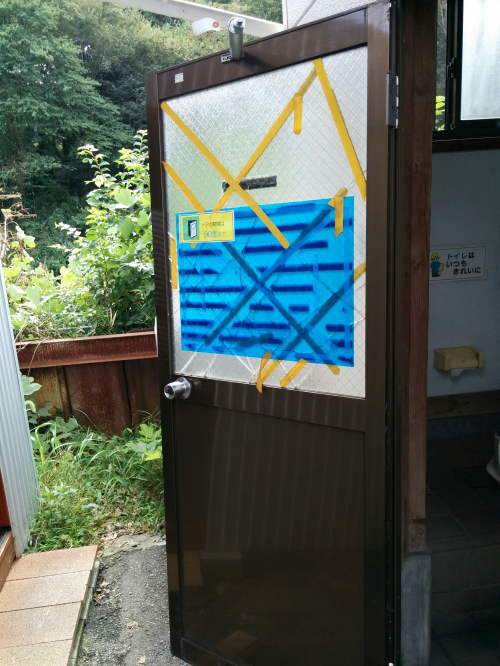 トイレのドアのガラス割れ トイレのドアのガラス割れ