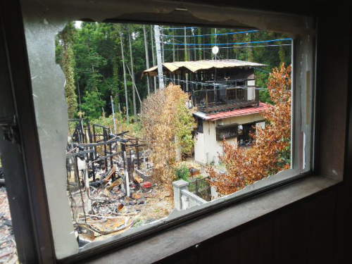 隣の家が火事による熱割れ　網なしガラス
