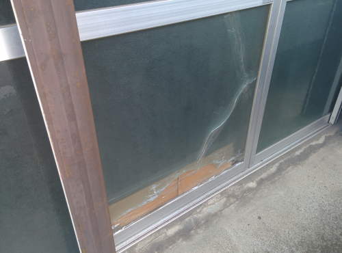 店舗玄関ガラス割れ 店舗玄関ガラス割れ