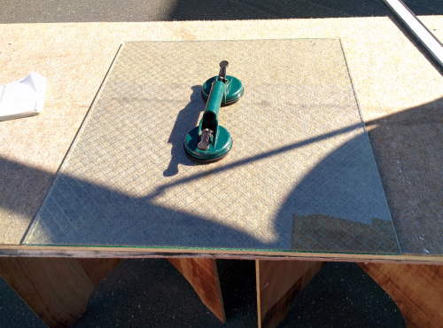同じサイズにカットした新しいガラス 同じサイズにカットした新しいガラス
