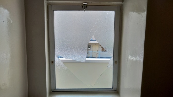 トイレの窓ガラス割れ
