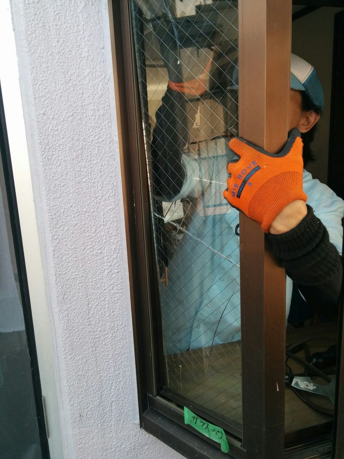 人形ケースのガラス割れ 人形ケースのガラス割れ