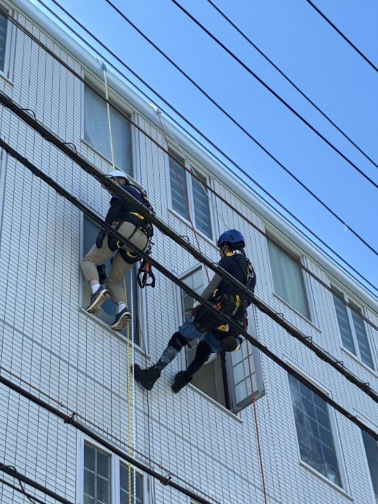 ロープ作業による窓ガラス修理