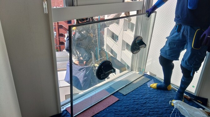 ロープ作業による窓ガラス修理3