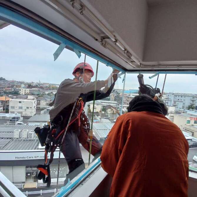 ロープ作業による窓ガラス修理 ロープ作業による窓ガラス修理